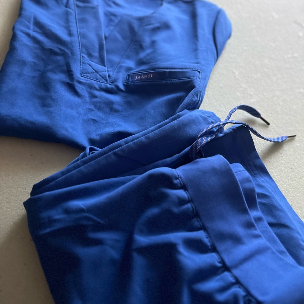 Jaanuu Scrub Set